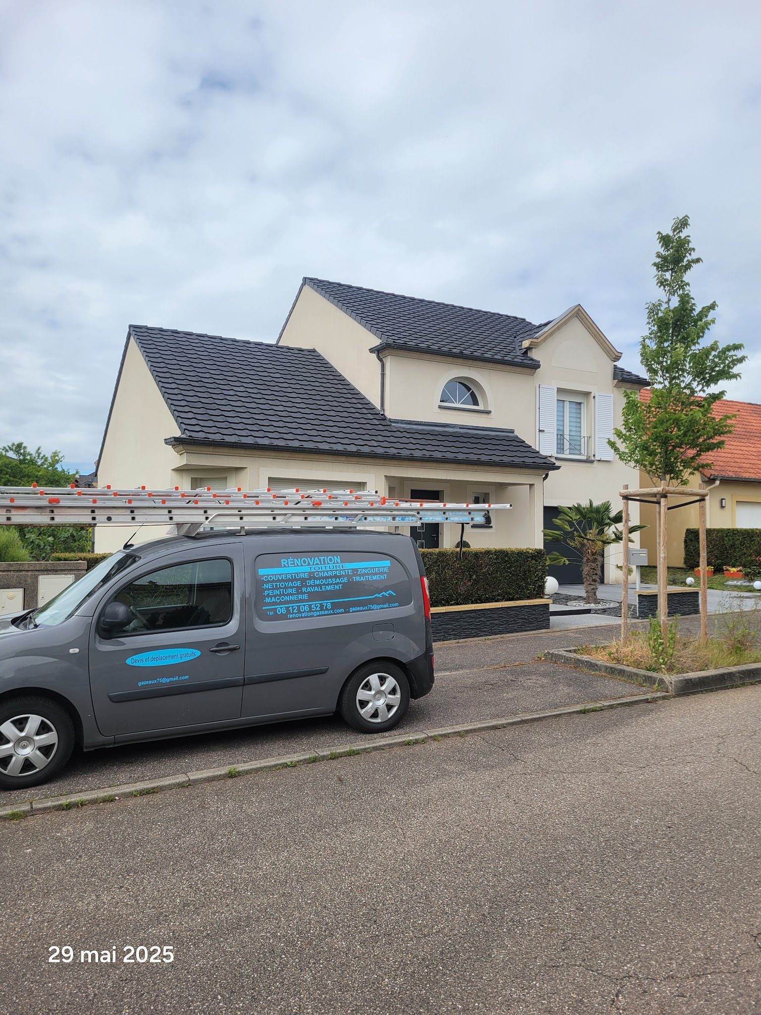 Maison au toit en tuiles anthracite