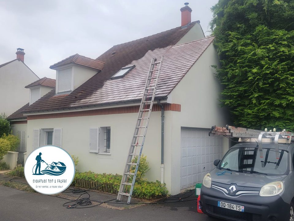Maison avec échelle posée sur le toit en cours de nettoyage et camionnette